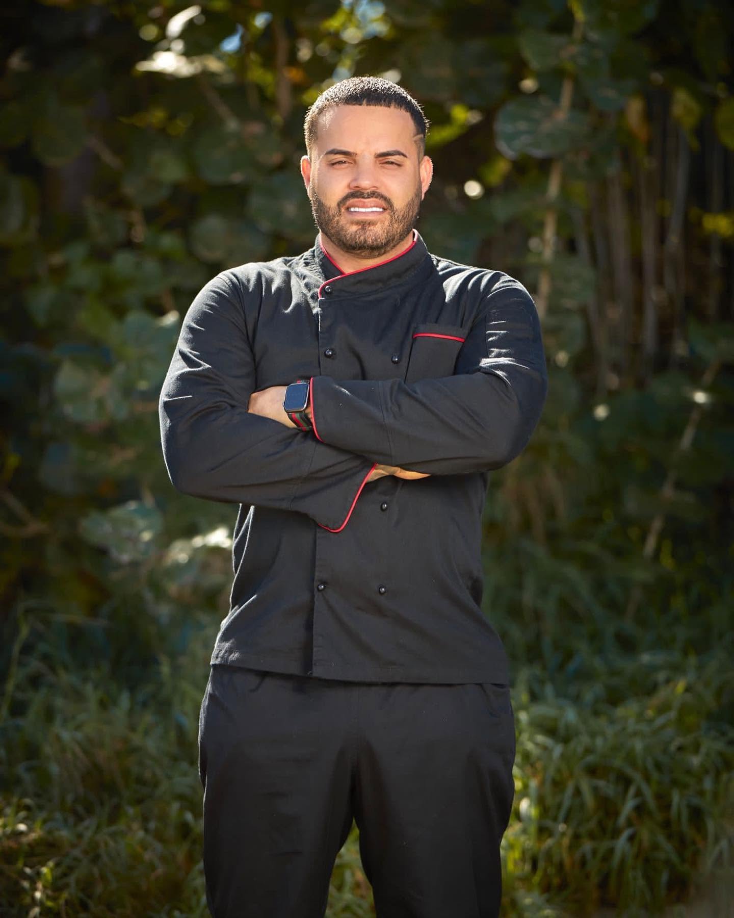 Chef Nelson Cartagena — Chef Carta, con chaqueta de chef negra
